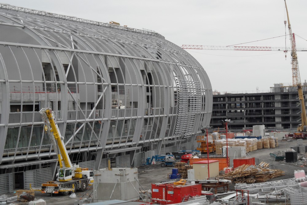 Les tubes ouest + parking +  futur parvis (notez l'enfilade de vitres dans la coursive)