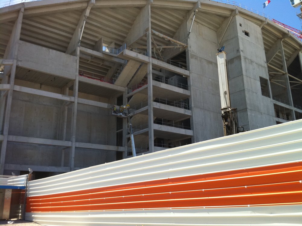 Vu de Ganay coté Sud (une personne enduit les poutres) et la machine Blanche dois mettre en Place des pieux je pense.