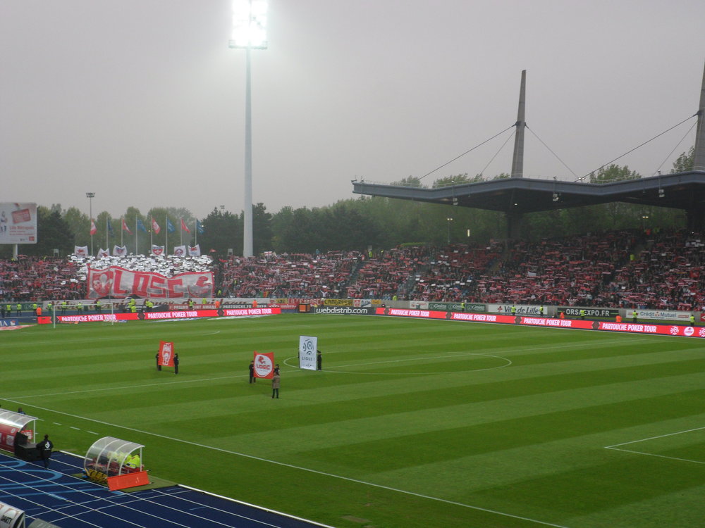 Tifo avec les  derniers logo du club