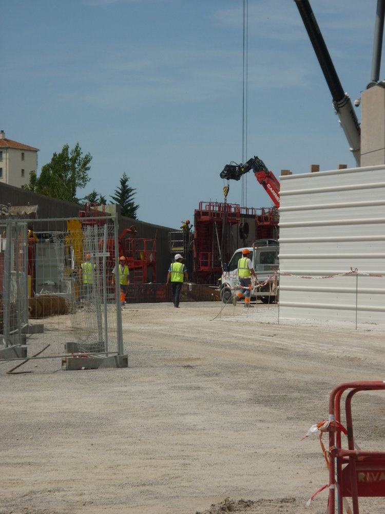 Travaux sur le parvis Sud ... (vu coté Ganay).