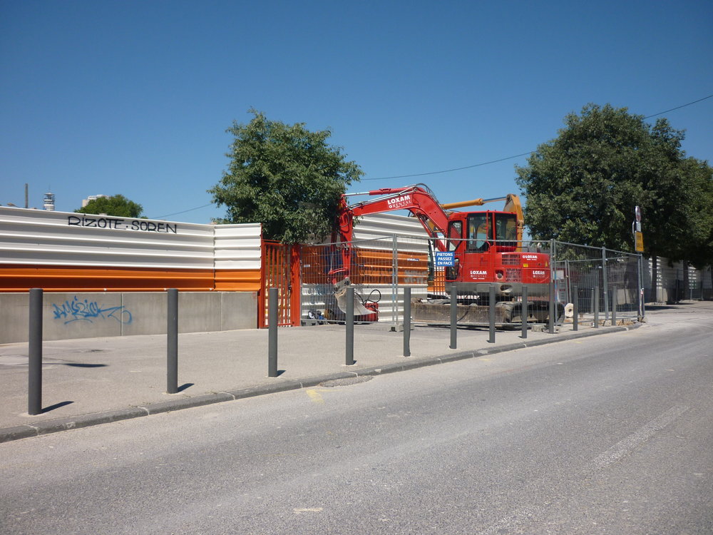 Travaux devant l'entrée du chantier Ganay.