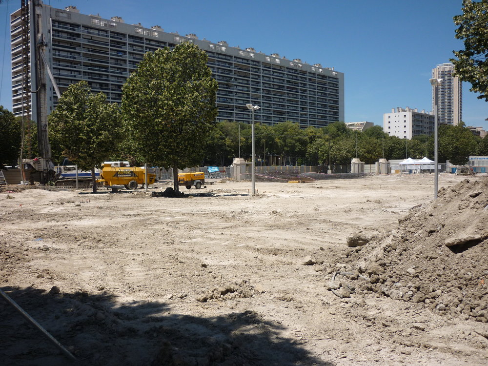 Parvis Jean-Bouin coté Bd Michelet.