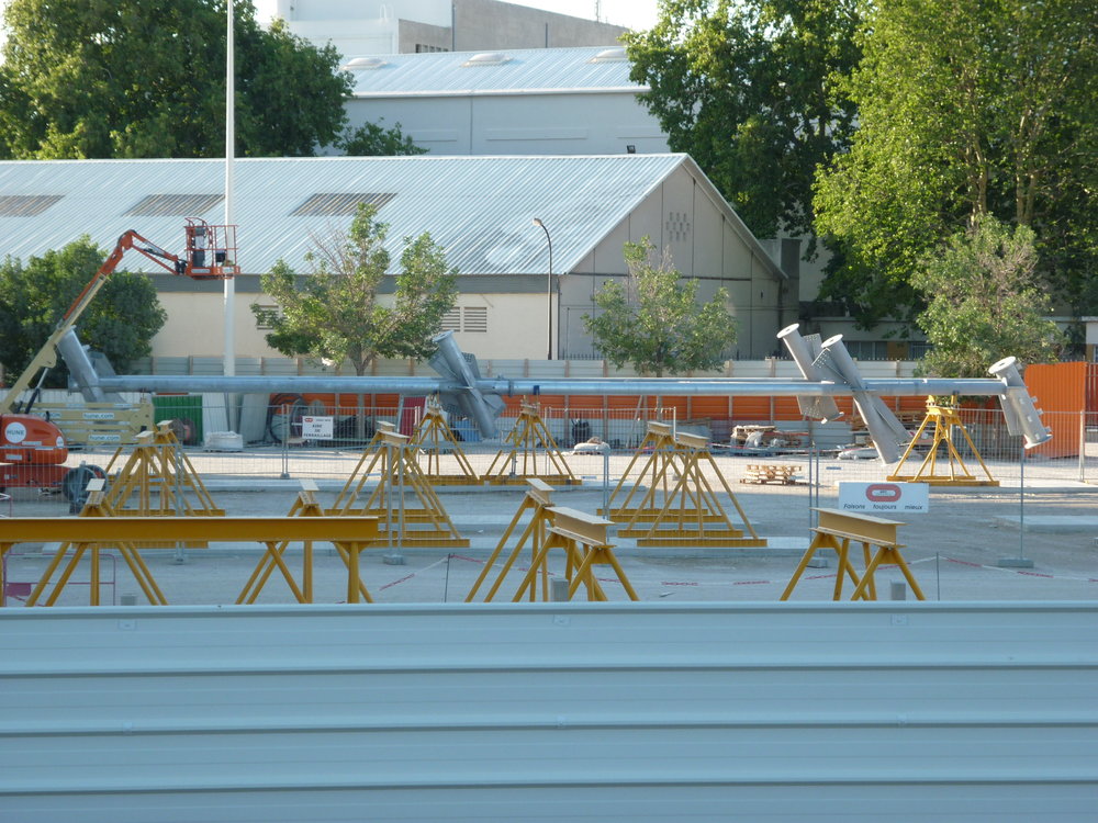 Premier élément de la charpente monté sur l'aire de travail du Parvis Ganay.