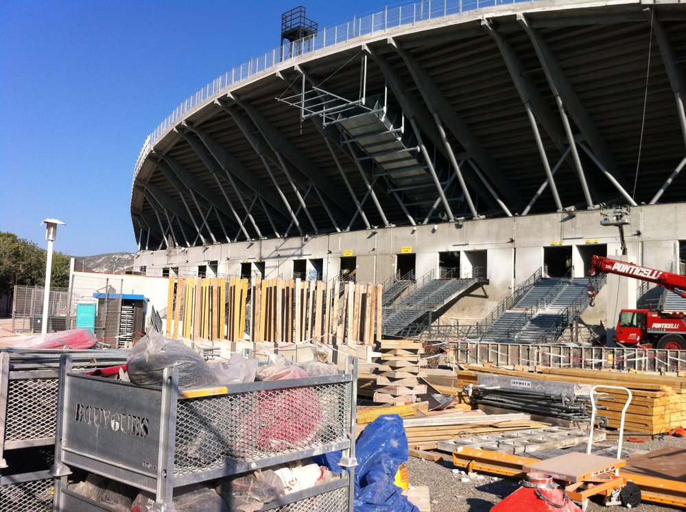 Photo du Parvis Nord (mise en place d'une étiquette avec "D" en noir sur blanc sur la partie contruite)