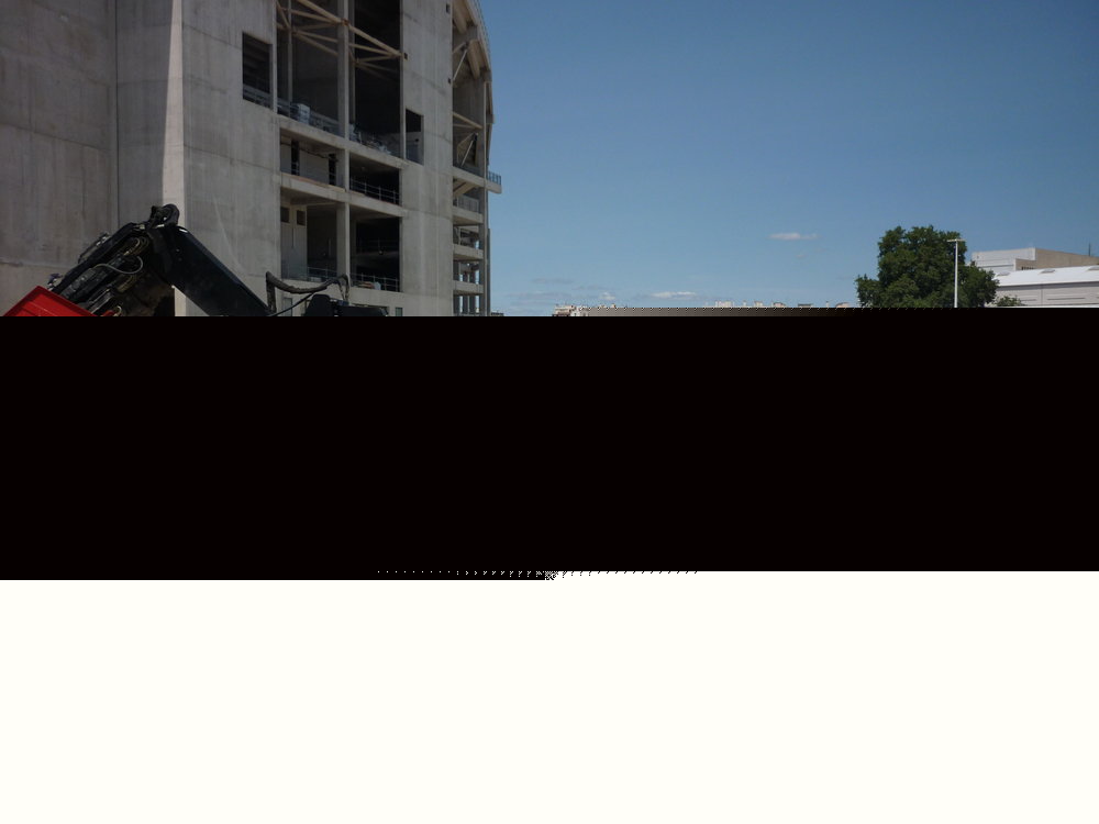 Vu d'un troisième support sous la grue rouge avec encore du stock sur la droite