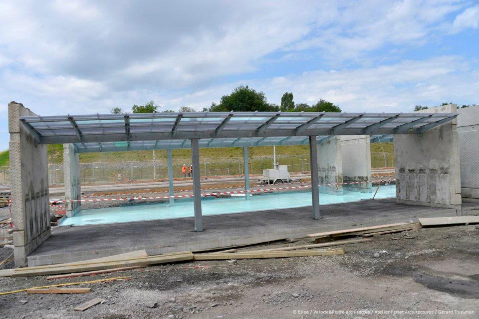 sieges pas installer , loges pas fini du tout   manque enormement de finition  et  escaliers large niveau bas mais  tres bien niveau 2