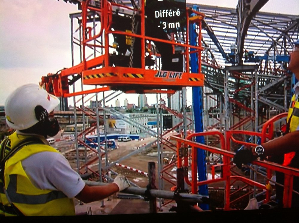 Les chevalets en orange et gris en arrière plan