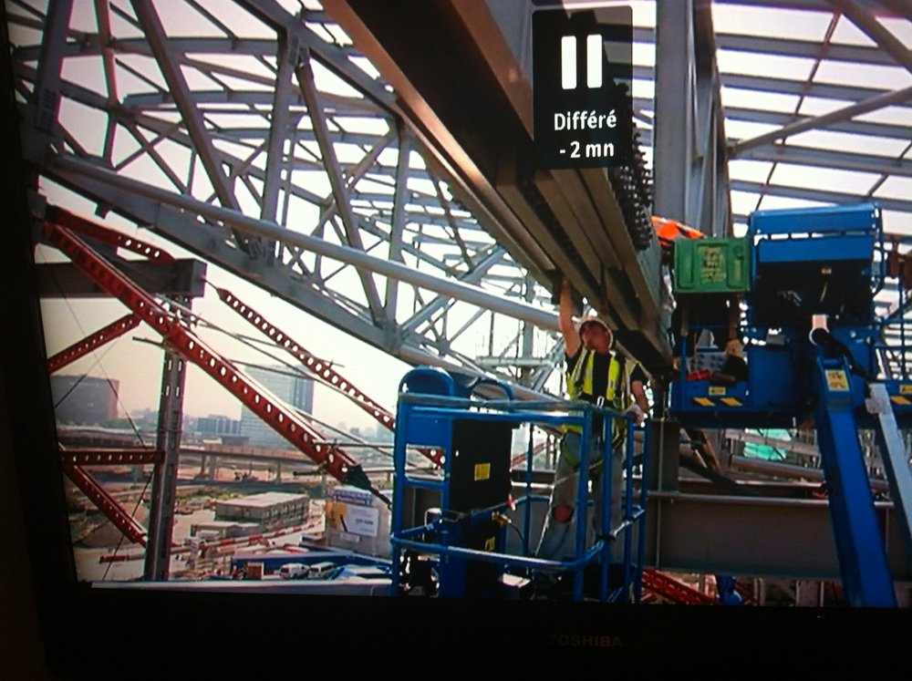 Les chevalets en orange et gris sur la gauche