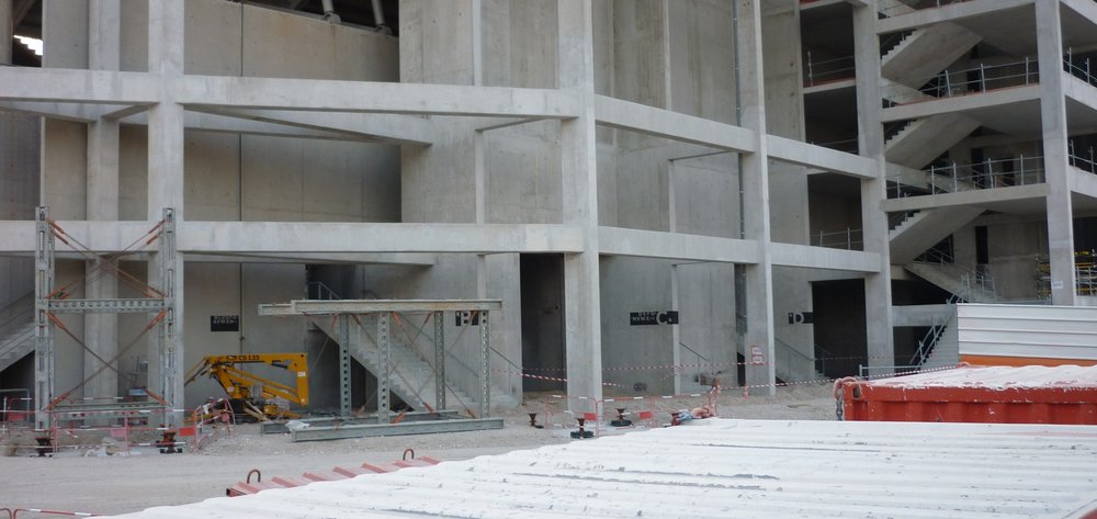 Vu au pied de Ganay on remarque les inscription en noir pour le placement dans la "nouvelles" tribune.