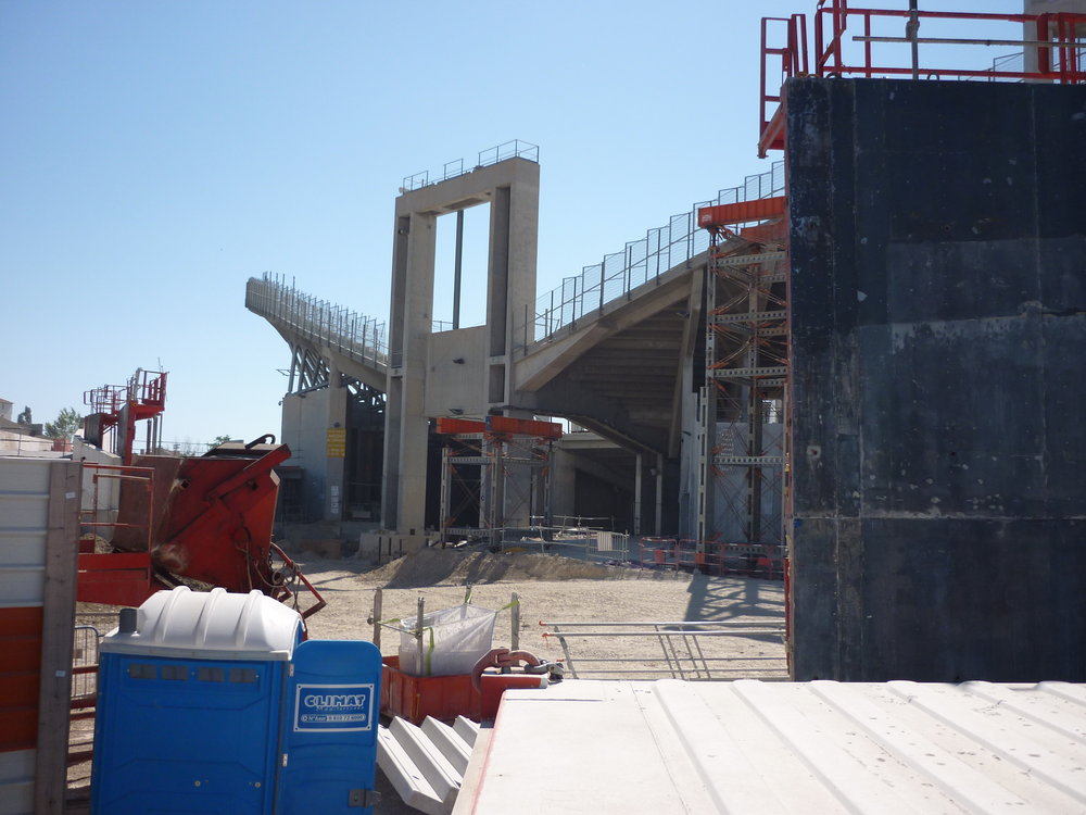 Vu du parvis en chantier et les tréteaux de la Jupe de la charpente.