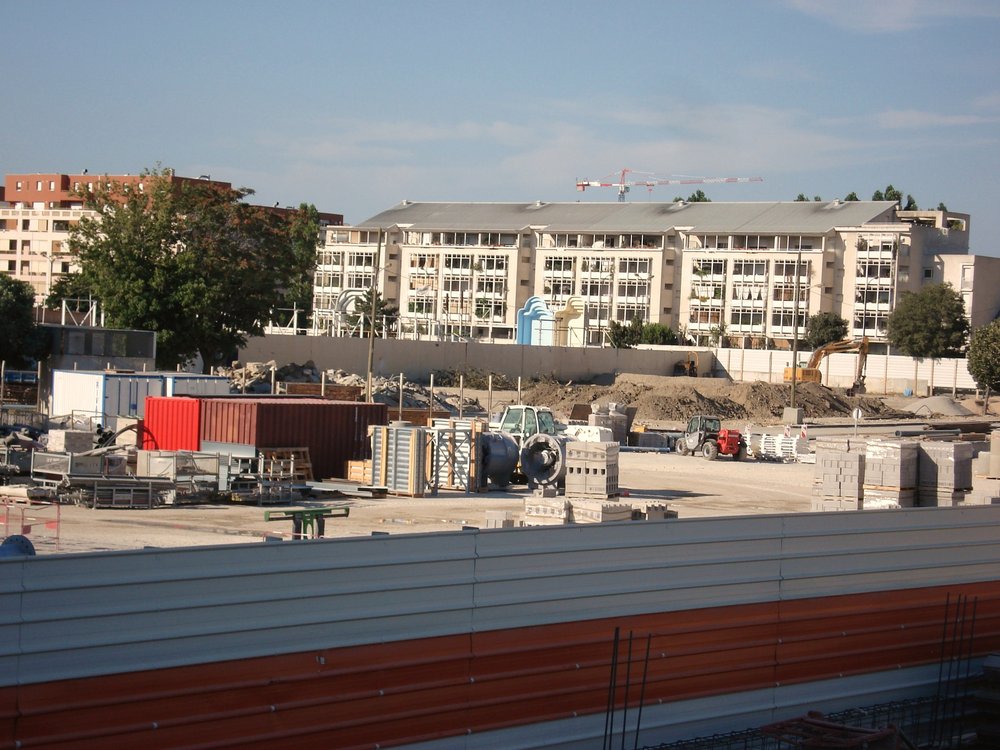 Zone au fond il y as eu la dépose de bardage chantier, cela va surement bougé pour la construction immobilière