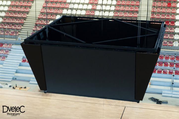 ecran  au millieu du terrain