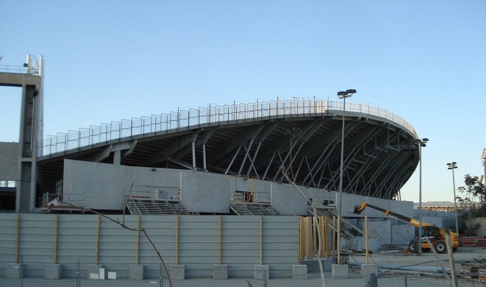 Vu du parvis Sud et des accès en cours de montage.