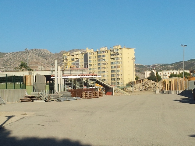 Parvis Sud avec escaliers