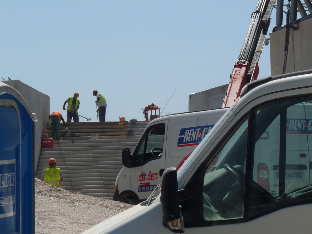 finition des escaliers d'accès au parvis sud