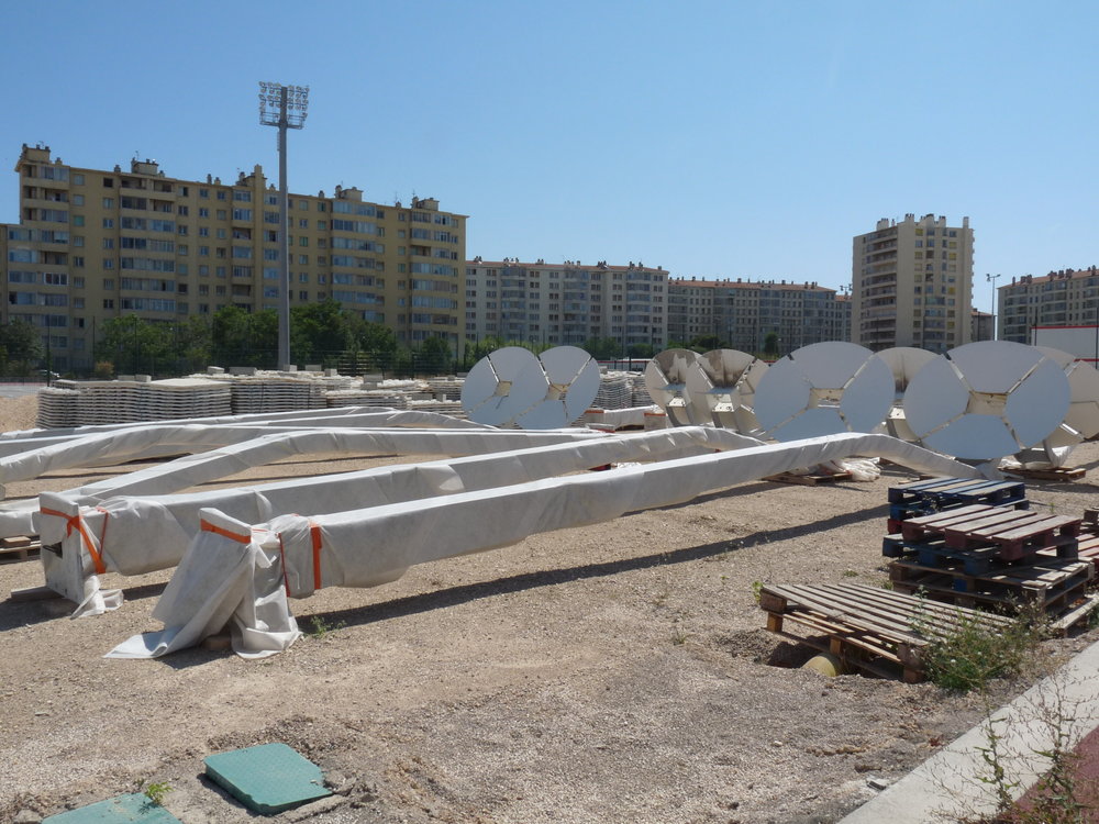 Alors là, j'ai besoin des avis locaux. Anciens lampadaires du stade Delors ou des courts de tennis ?