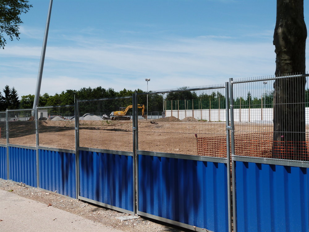 La tribune honneur est également tombée et la place est propre pour la nouvelle