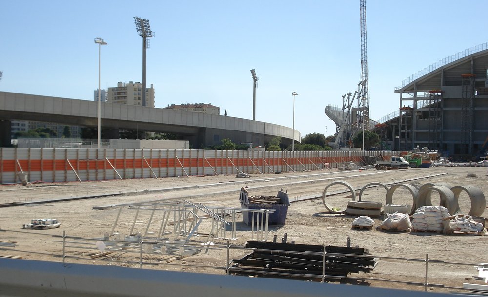 Vu du Parvis Ganay avec les massif béton sur de grande longueur ...