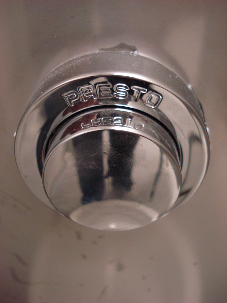 Bouton des chasse d'eau des toilettes (c'est pas le merde qu'ils ont mis !!!)