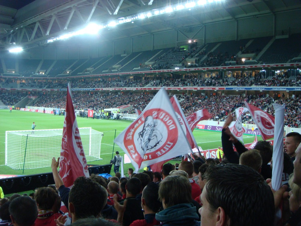 le poteau de corner est bien visible, contrairement à mercredi dernier