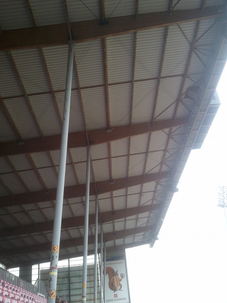 Etat de la toiture actuelle , avec les poteaux qui seront bientôt plus la enfin !