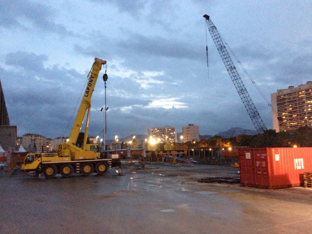 on voit la présence d'une second grue c'est la grue chenille noire.