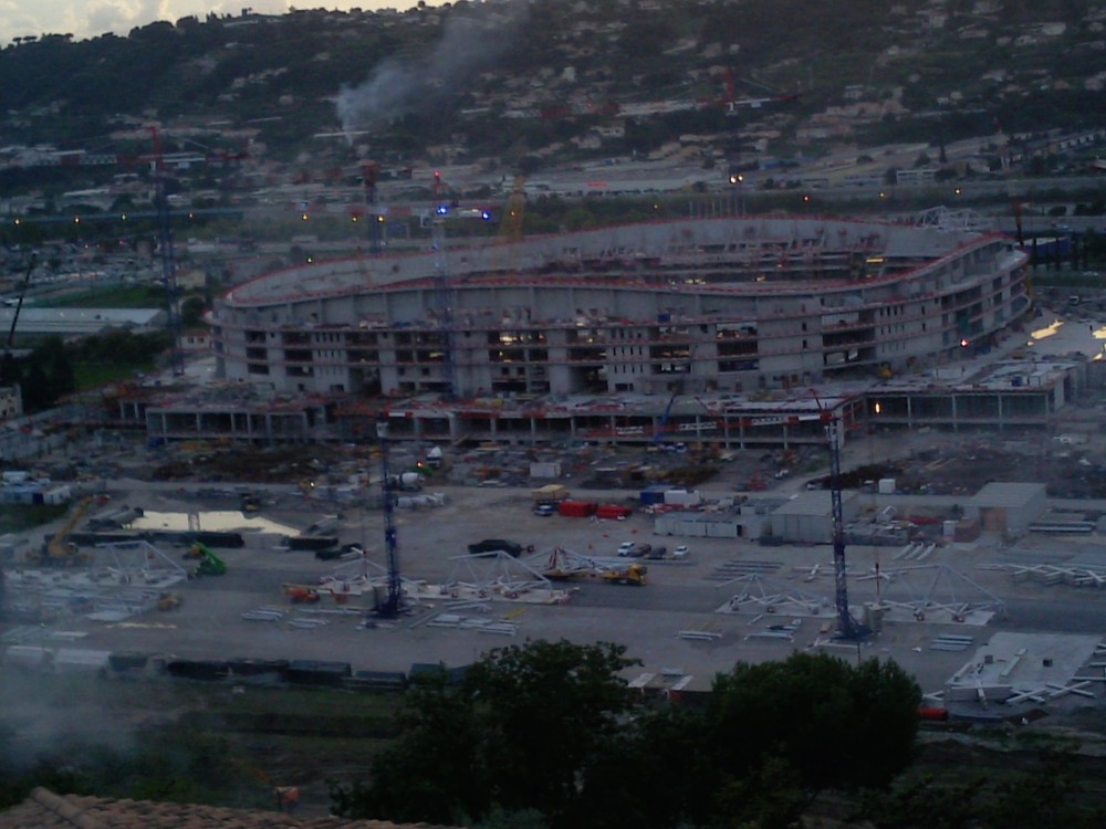 pièce de charpente sur camion jaune