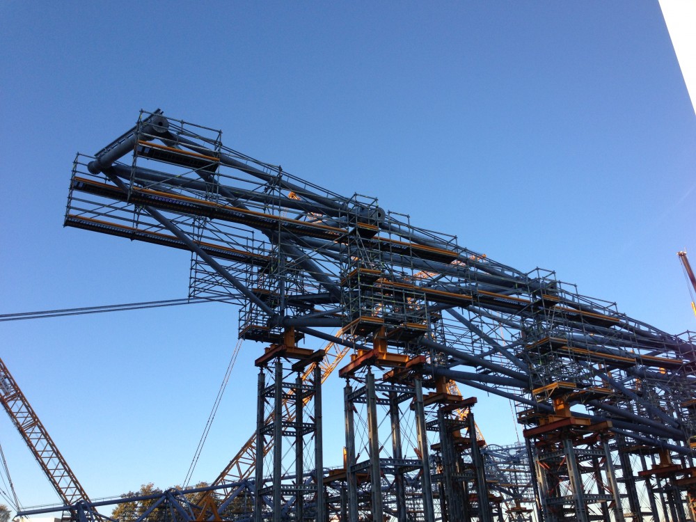 Passerelle technique plate côté pelouse sous un autre angle.