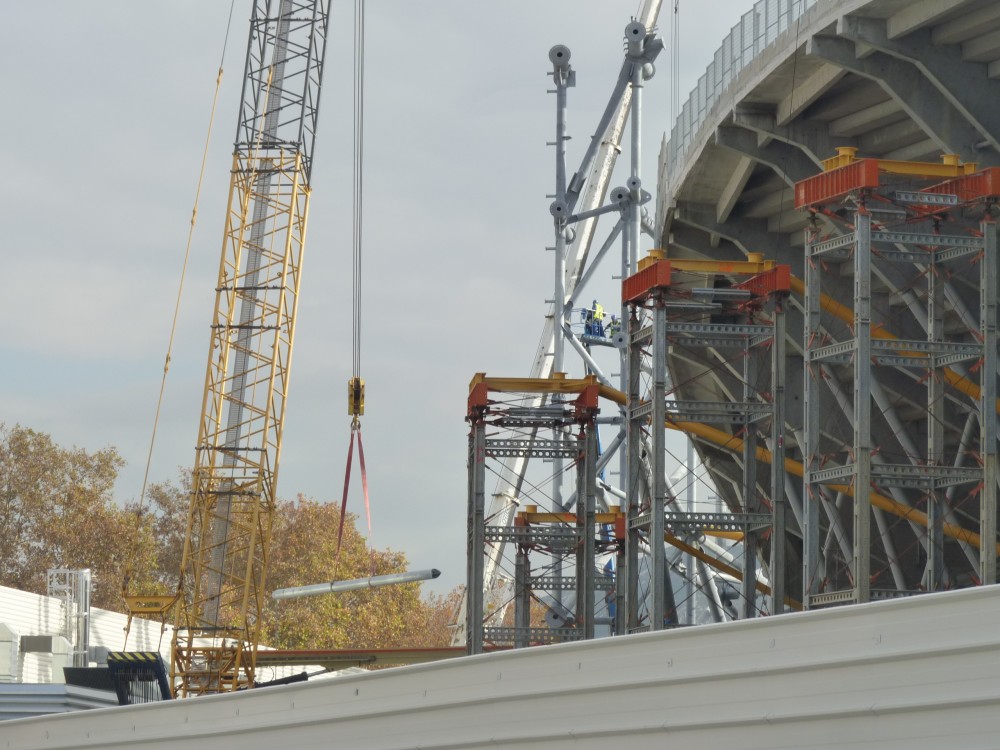 pose d'un contreventement sur la jupe du Virage Nord