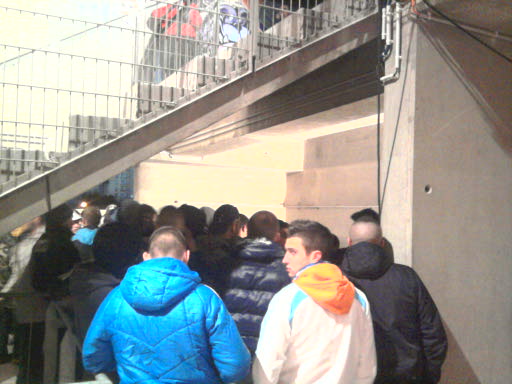 et là on voit sous l'escalier du virage sud de la vente de boissons ou autre effectués par une association de supporter...