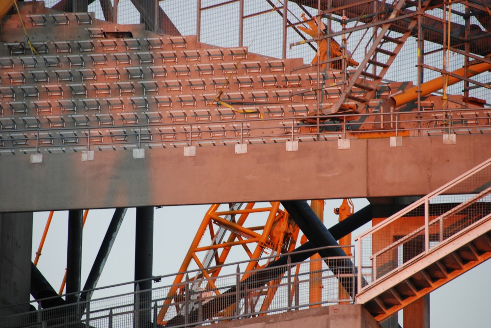 ces petits rectangles blancs de fixation de la rambarde sont vraiment pas beaux , ça choque en visuel sur fond de béton.... c'est pour cela que je l'ai pris en photo..