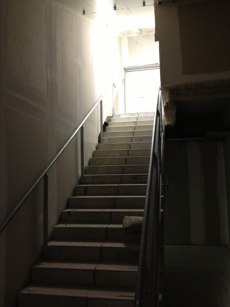 Accès entre la coursive grand public du VN et les locaux situés en dessous.