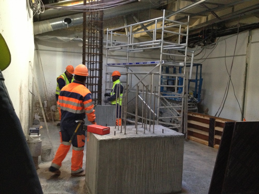 Réalisation de fondations sous le VN pour les palées qui seront installées dans la tribune pour la pose du toit (comme en Ganay actuellement).