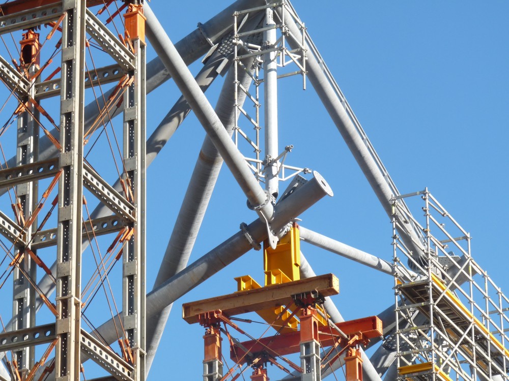 On voit bien l'oeil de fixation de la radiale pour aller sur la palée de soutien dans Ganay.