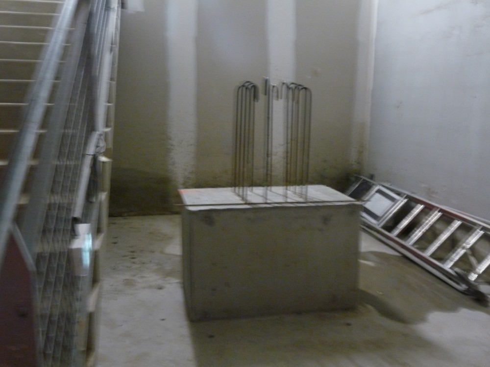 bloc de fondations pour les futurs palées de soutien dans le VN. Sur ce socle sera coulé une colonne qui traversera les gradins et sur laquelle sera coffré la base carrée en béton où viendront s'encrer les palées de soutien métalliques