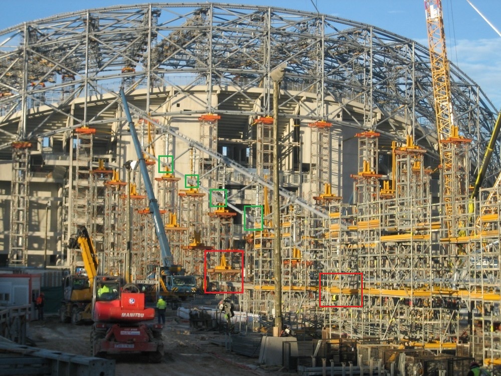 Le colis monte de droite à gauche à sa base (côté Sud)