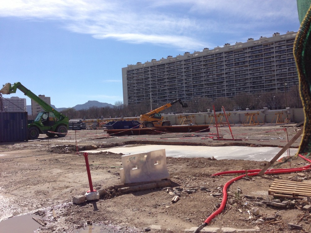 Parvis nord en grand aménagement pour le montage des futurs Colis du VN.