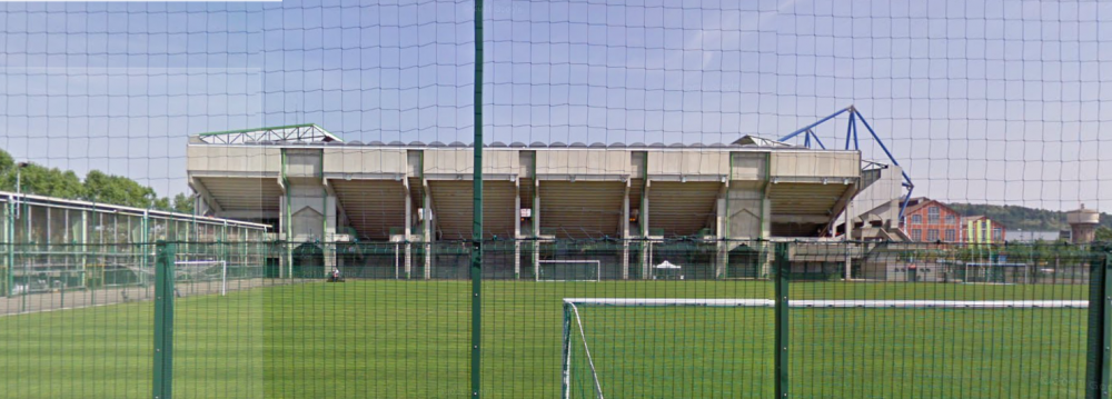 normalement elle passe au dessus des filets