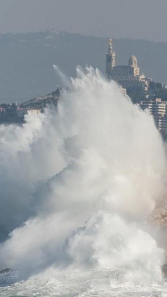 La bonne mère au loin (photo prise vers la pointe rouge)