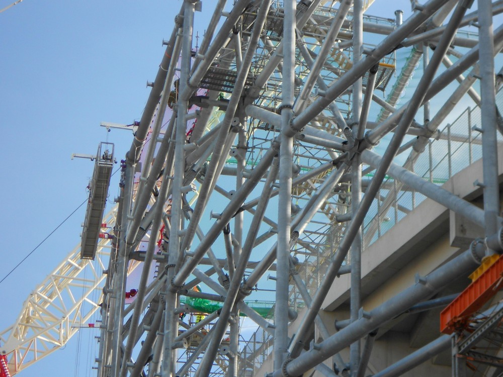 Mise en place d'une nacelle pour les alpinistes.