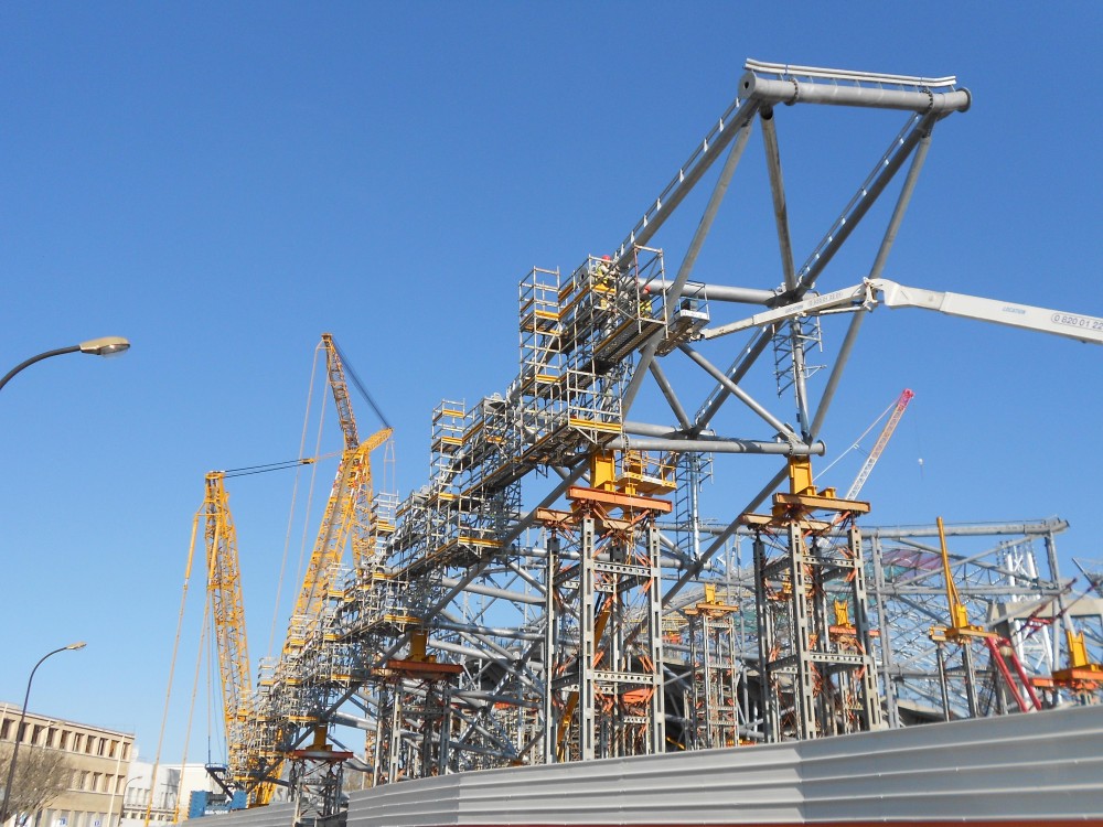 Montage des échafaudages sur le colis.