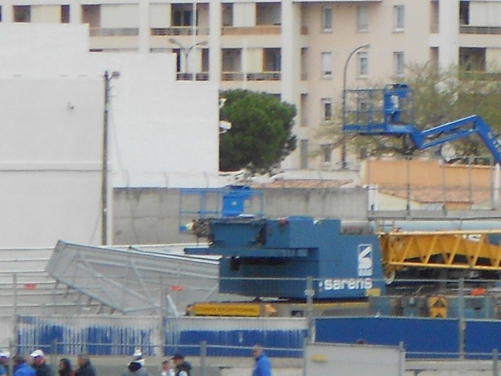 Au loin une gouttière en attente de montage.