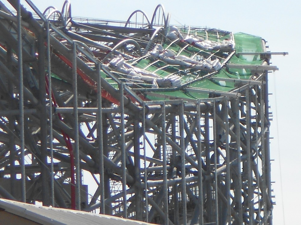 Paquets de toile en attente sur la charpente