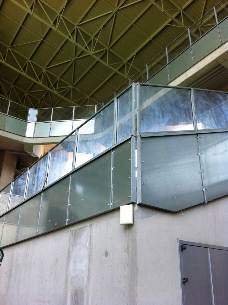 Plexi des visiteurs déjà bien abimés....