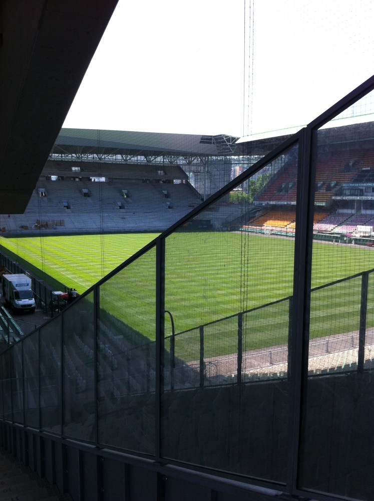 On en avait parlé avec certains il y a quelques pages du forum, la vue de la place la plus a droite de la tribune visiteurs