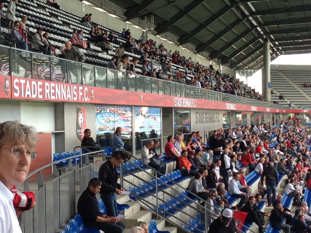 Un nouveau bandeau rouge avec marqué Stade rennais FC a été posé en partie haute de la tribune Lorient