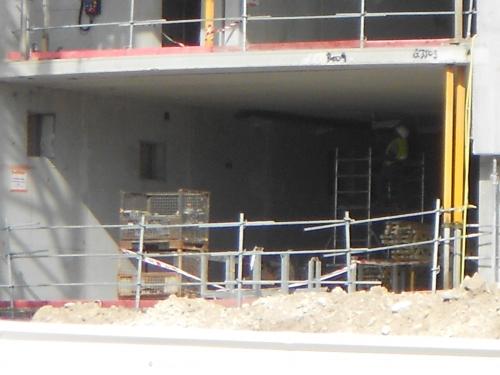 pose d’élément sous la dalle.