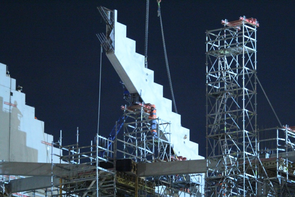 la derniere cremaillere en train d'etre mise en place