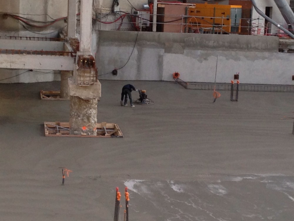 Utilisation de l'hélicoptère pour vibré le béton.