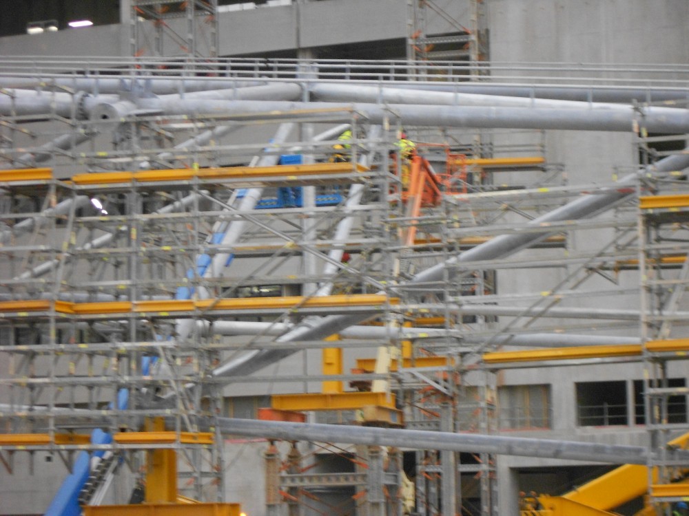 Pose des échafaudages sur la droite du colis.